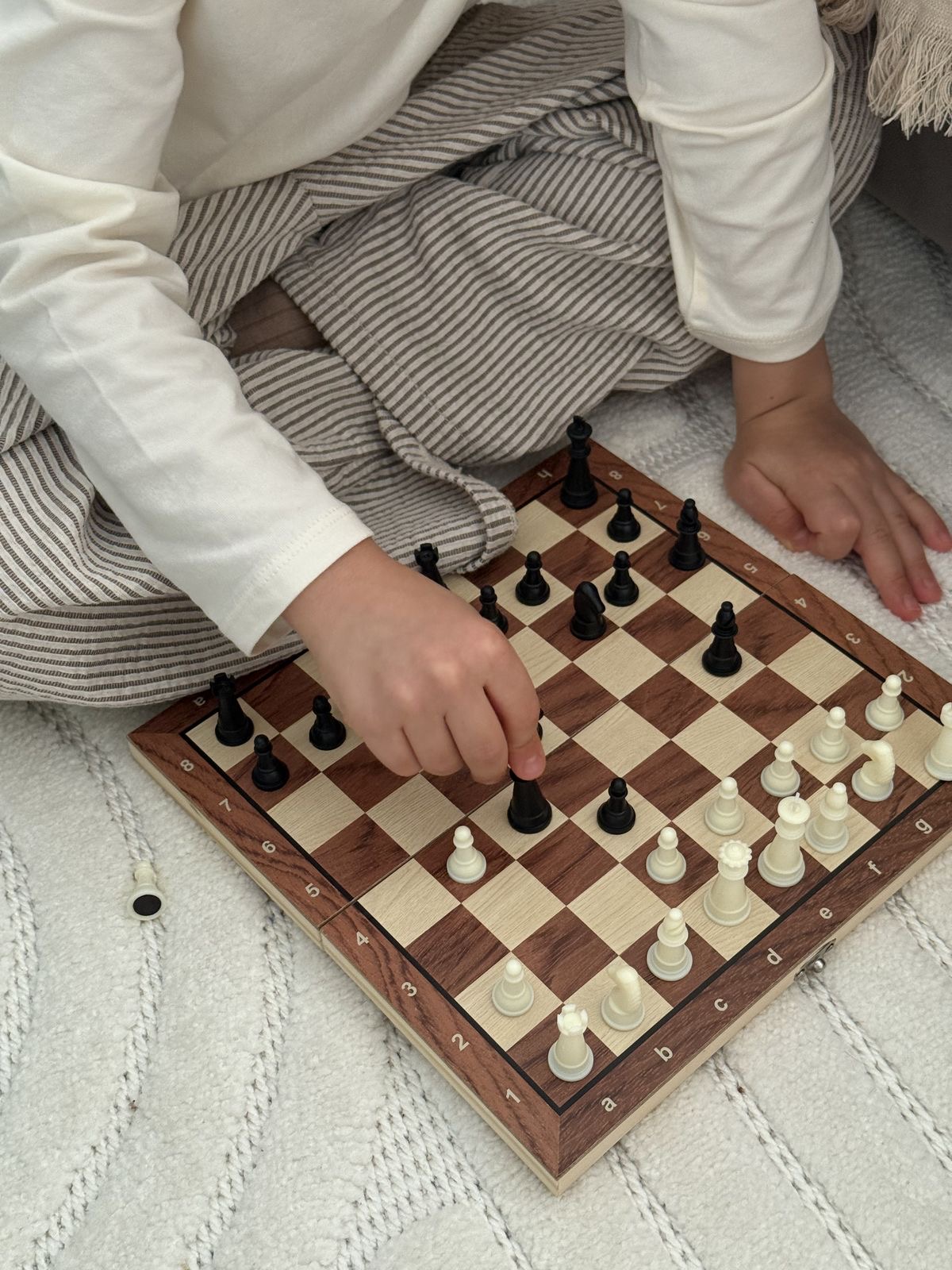 Un enfant jouant aux échecs à l'atelier d'Atelier Soleil