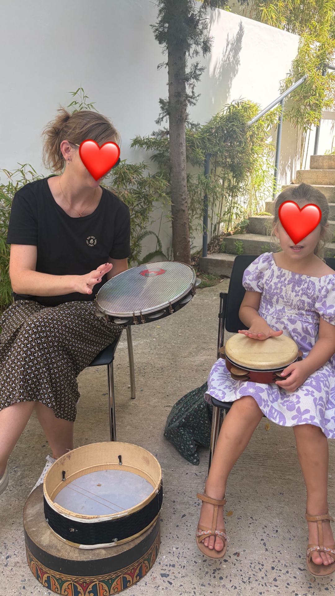 Atelier percussion avec tambourins en plein air