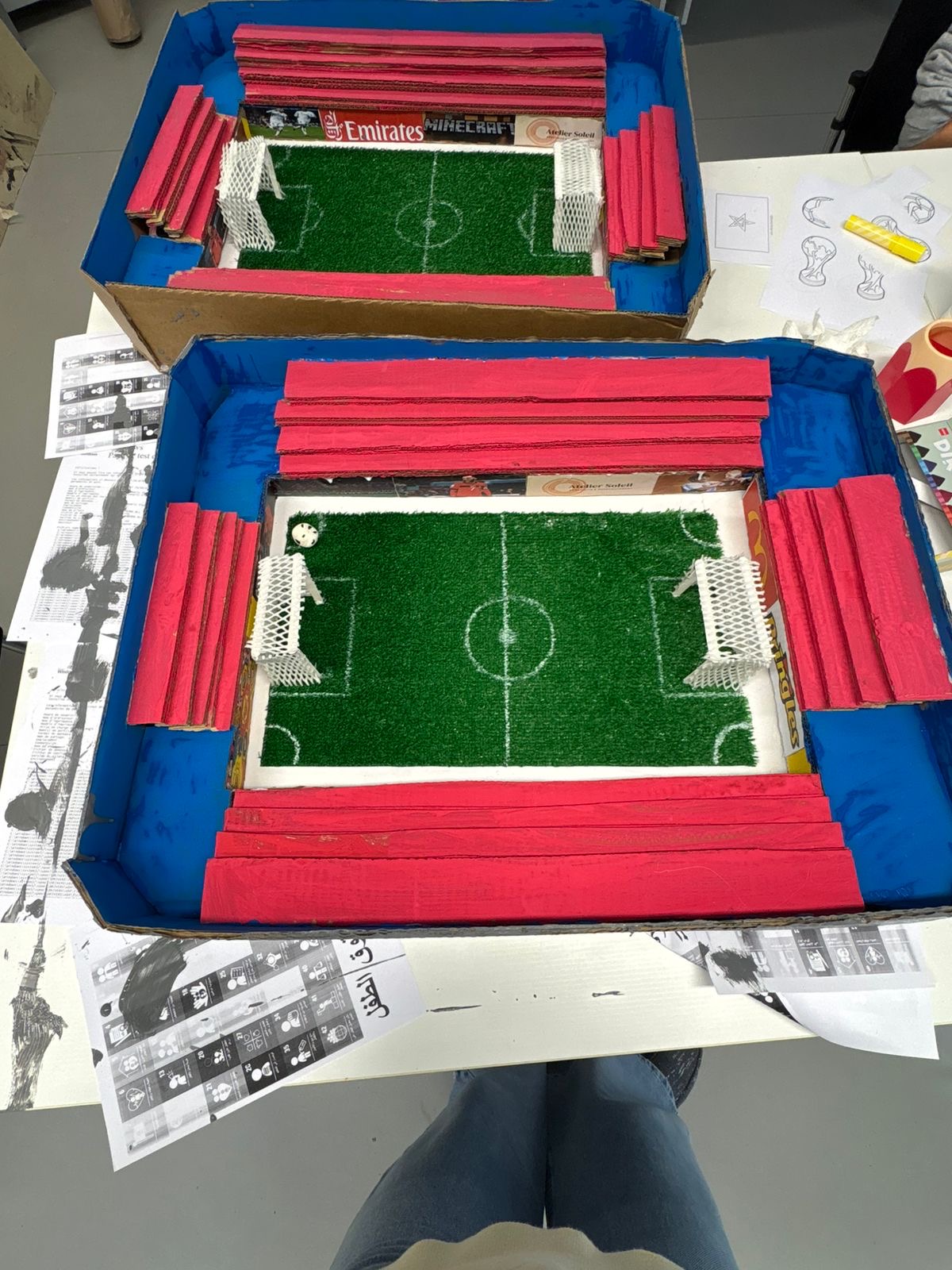 Maquettes de terrains de foot en carton réalisées par les enfants