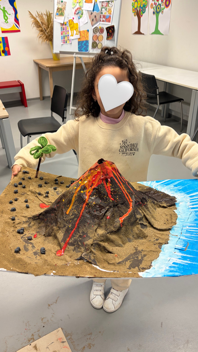 Maquette de volcan réalisée par un enfant à l'atelier maquette d'Atelier Soleil