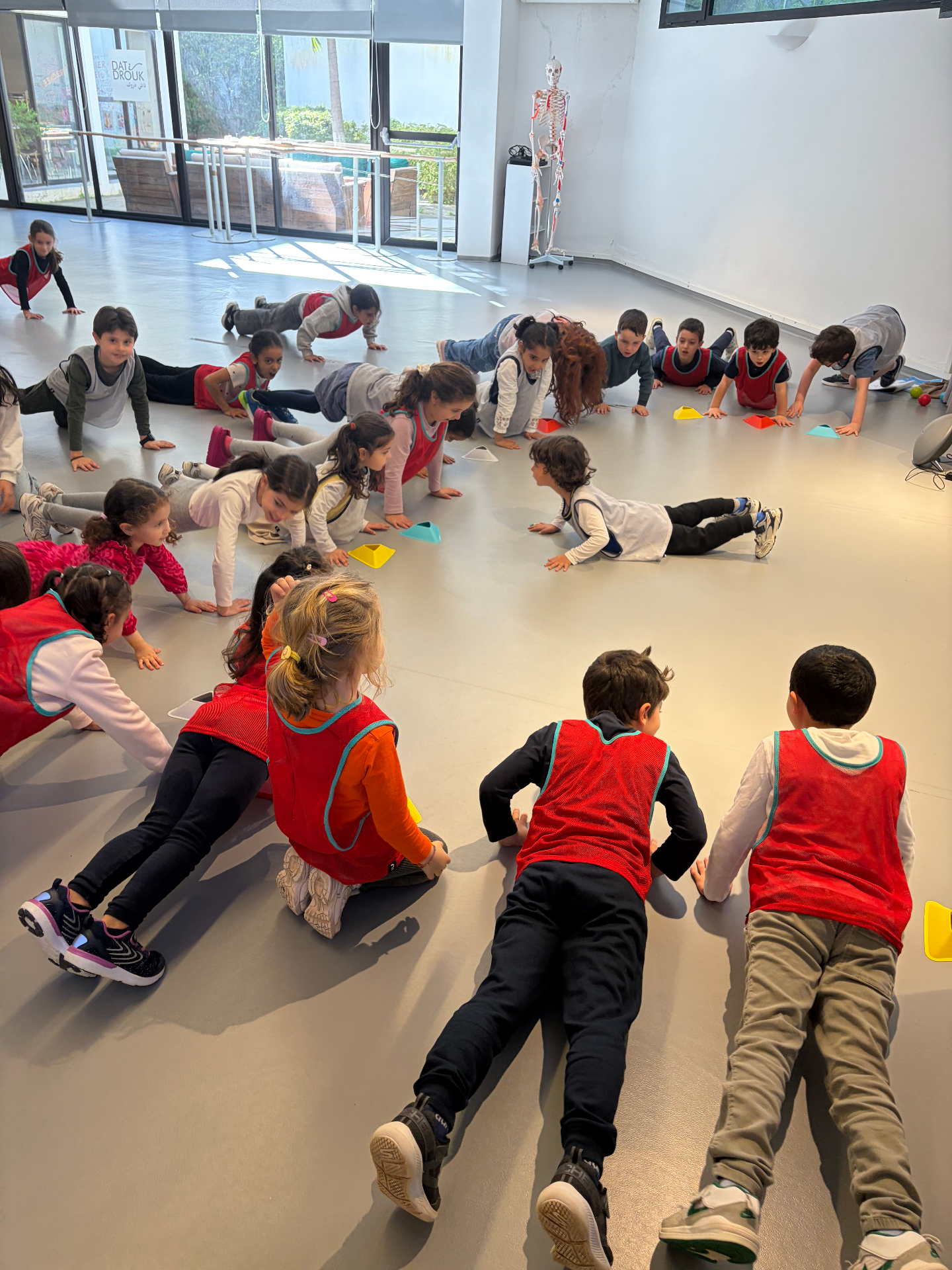 Des enfants participant à un atelier de gymnastique à Atelier Soleil