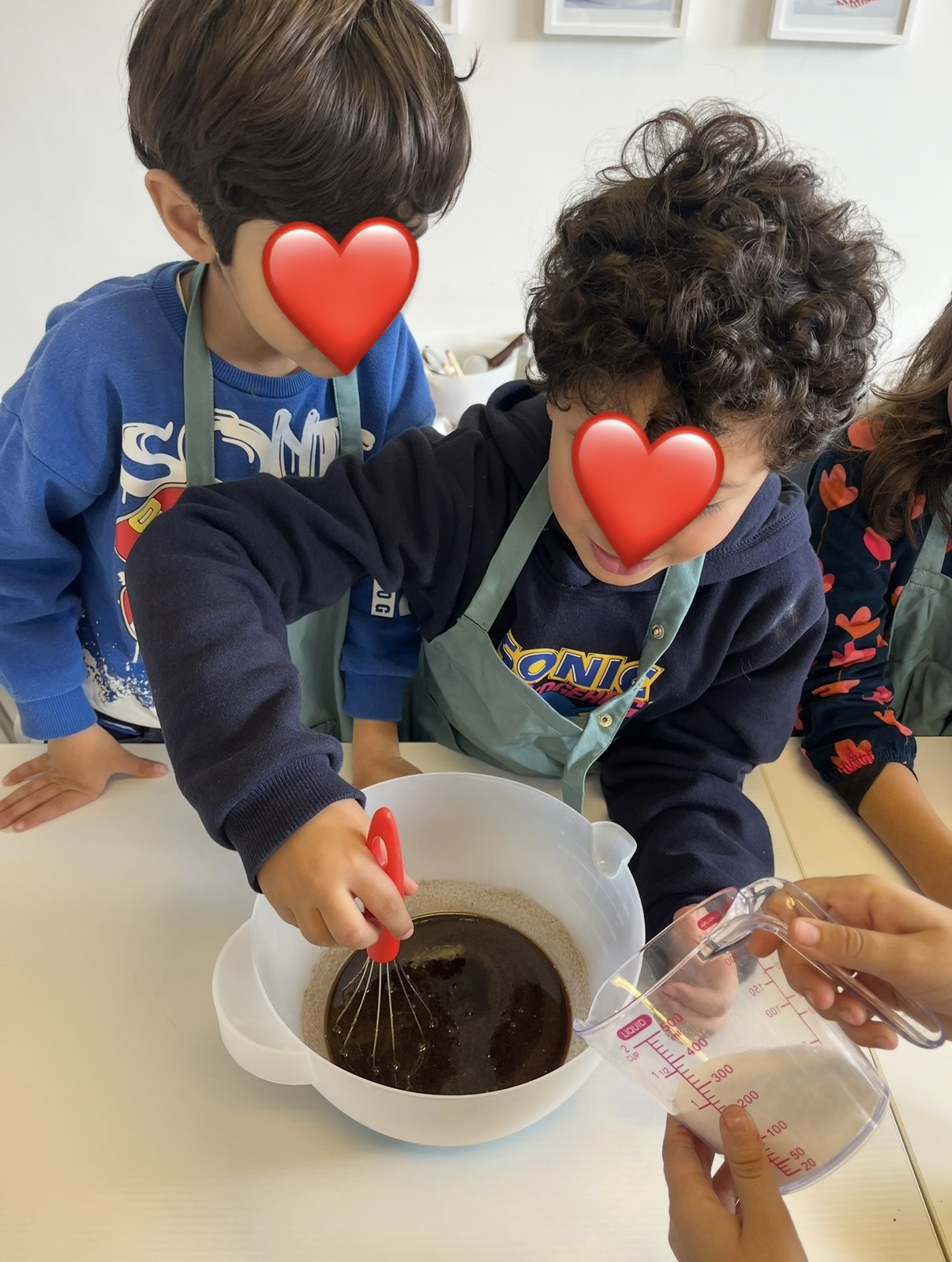 Des enfants en train de cuisiner et de mélanger des ingrédients à l'atelier cuisine d'Atelier Soleil