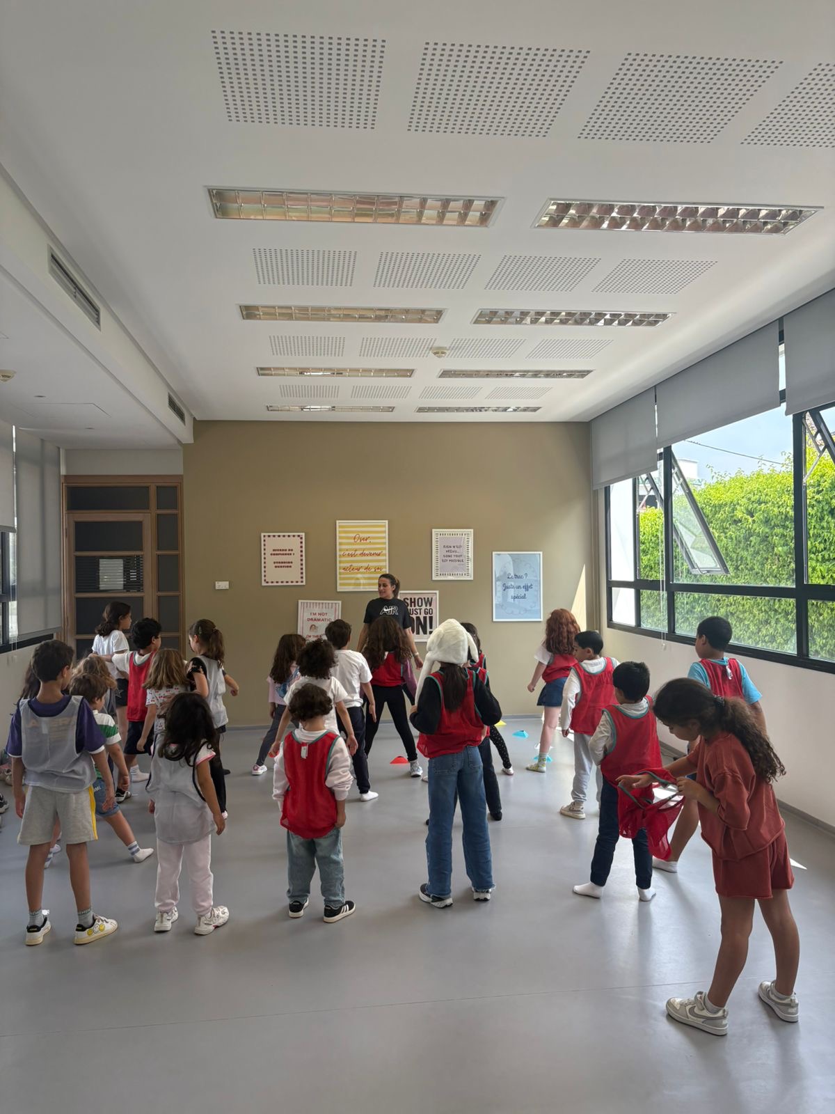 Atelier théâtre en groupe dans la grande salle