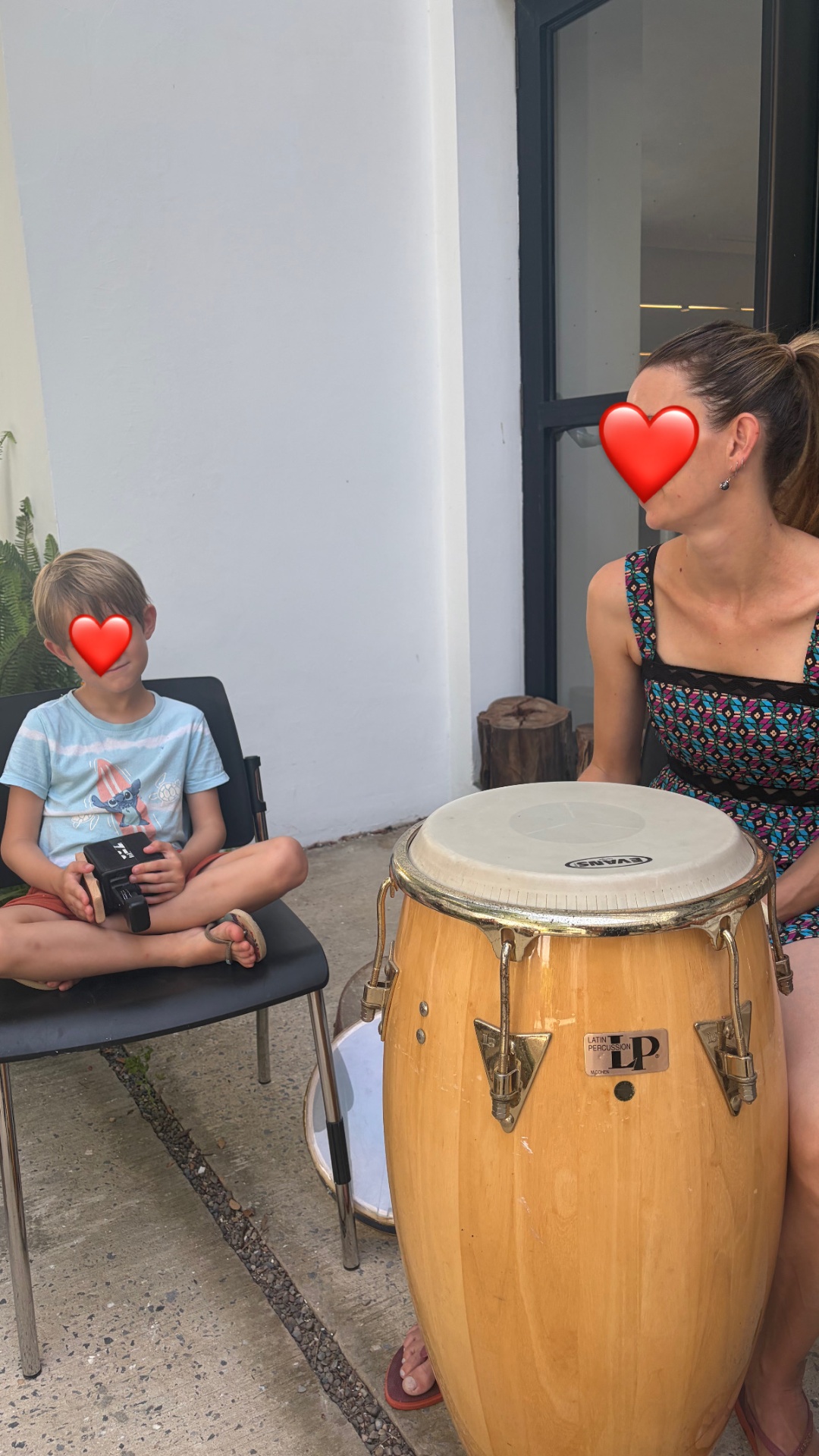 Atelier percussion avec un conga et un enfant