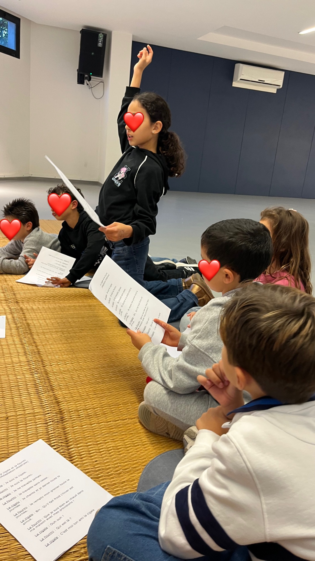Enfants en atelier théâtre lisant leur texte
