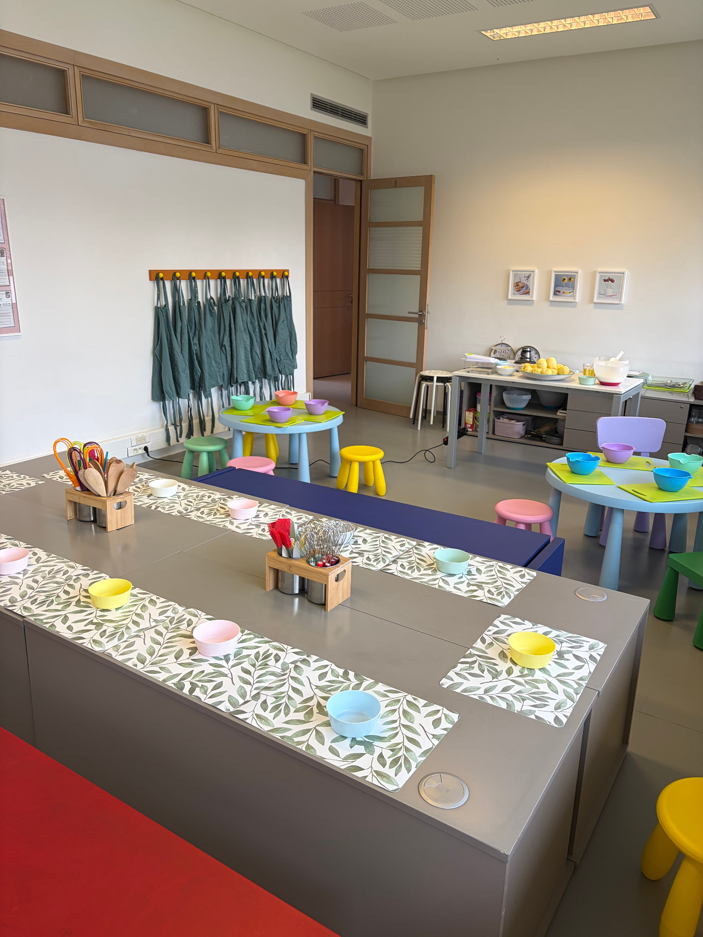 La salle d'atelier cuisine dressée et colorée