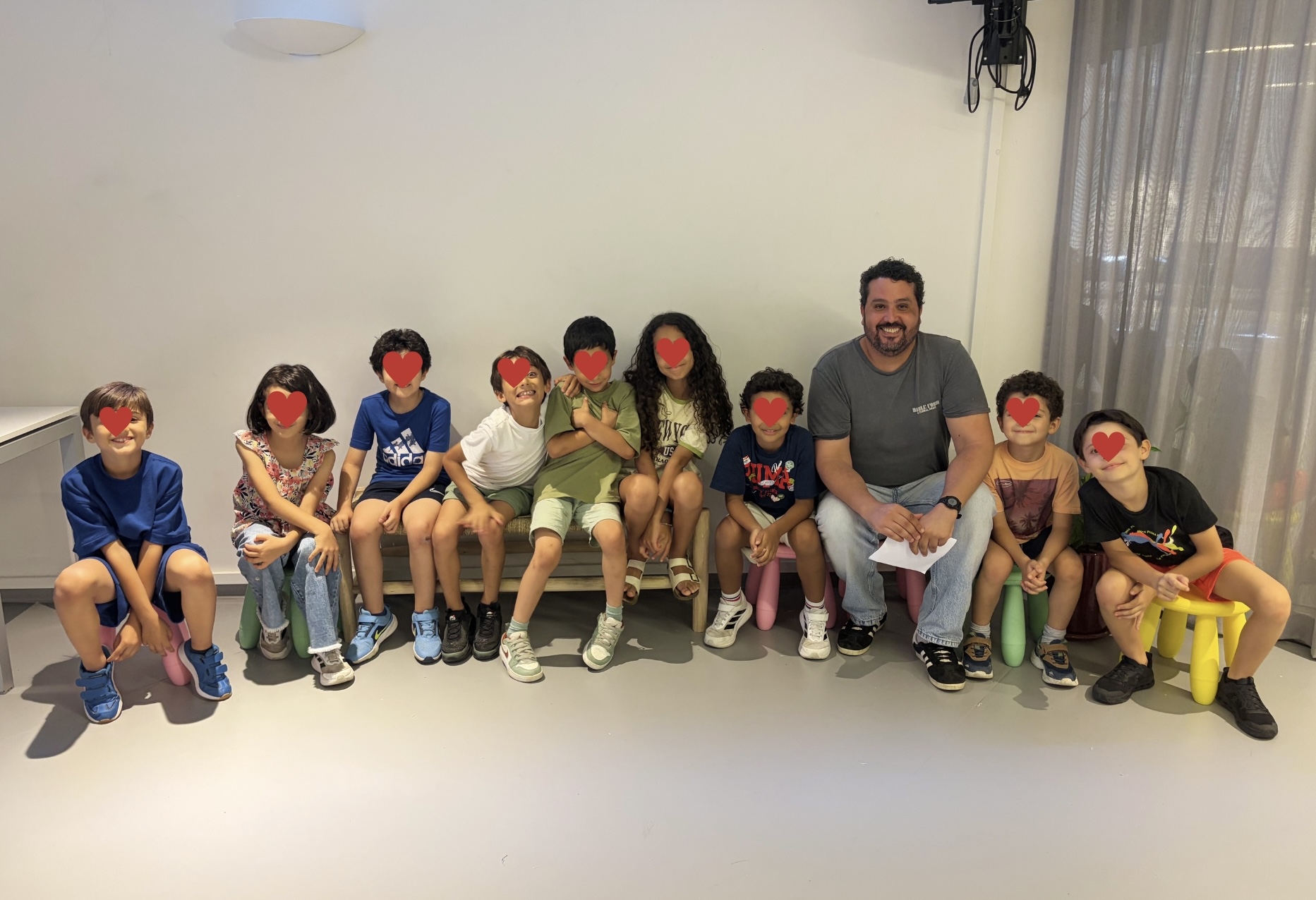 Yacine et ses jeunes comédiens lors d'un atelier théâtre à Atelier Soleil